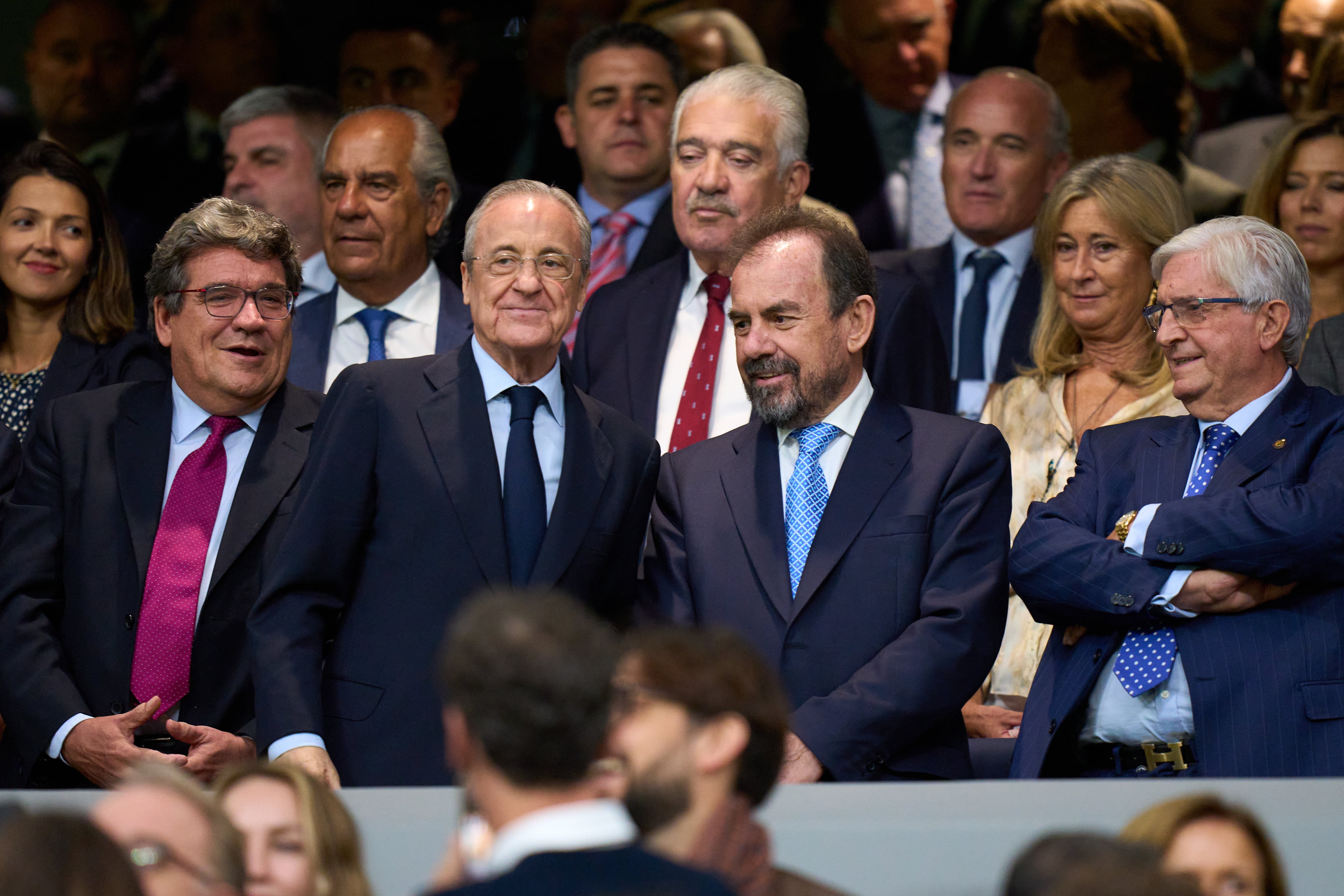 Ángel Torres, junto a Florentino Pérez, en un partido entre el Real Madrid y el Getafe