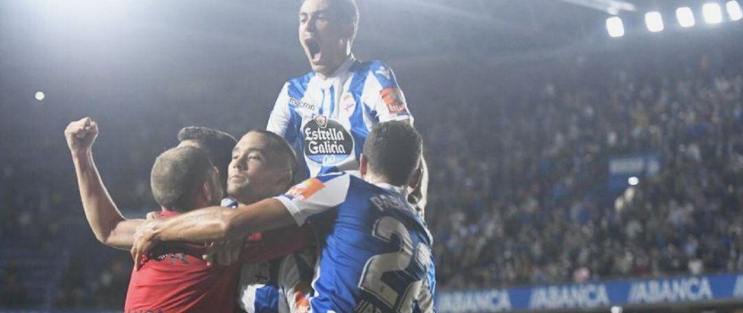 Los jugadores del Deportivo celebran un gol