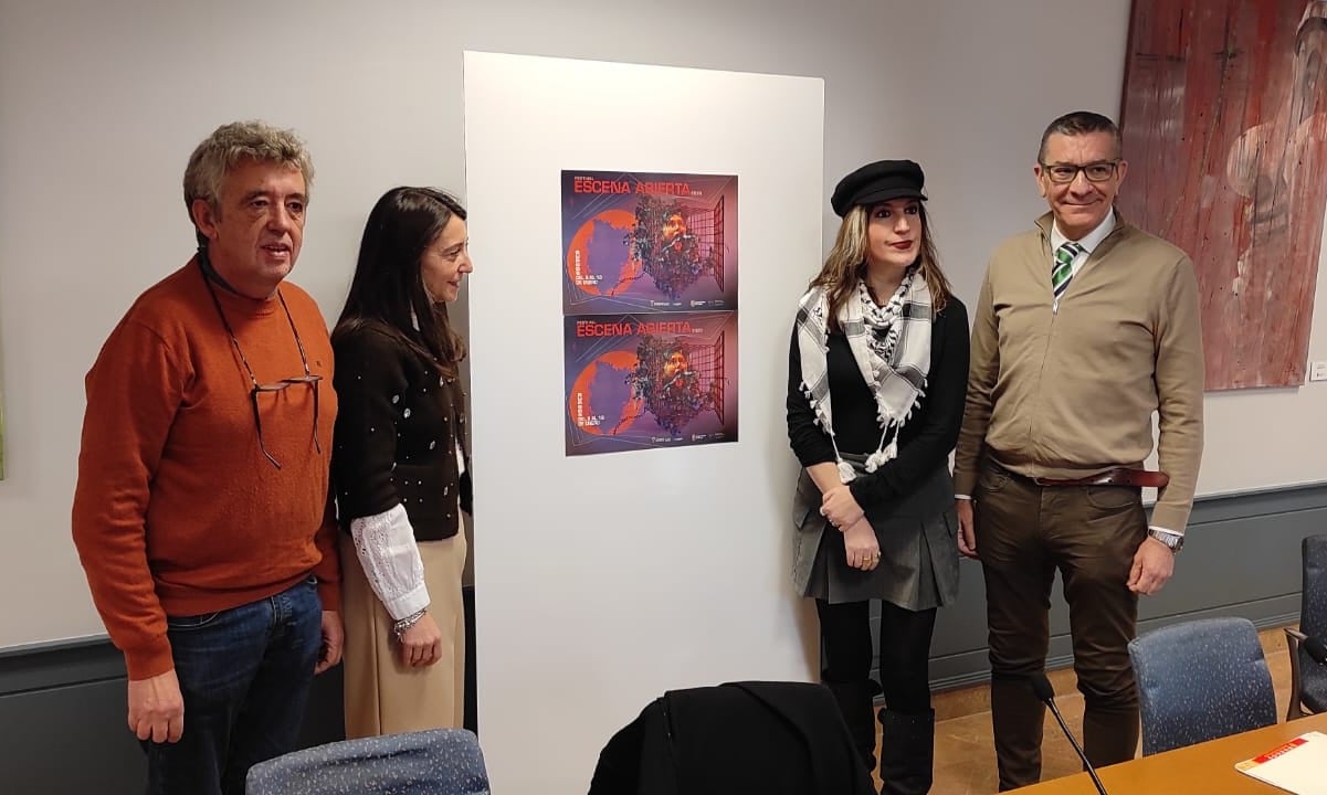 De izquierda a derecha, Carlos Lozano (UBU), Beatriz Rodríguez (Fundación Caja de Burgos), María Velasco (autora de 'Vendrán los alienígenas y tendrán tus ojos') e Ignacio de Miguel (técnico de Cultura del Ayuntamiento de Burgos). / Foto: Radio Castilla