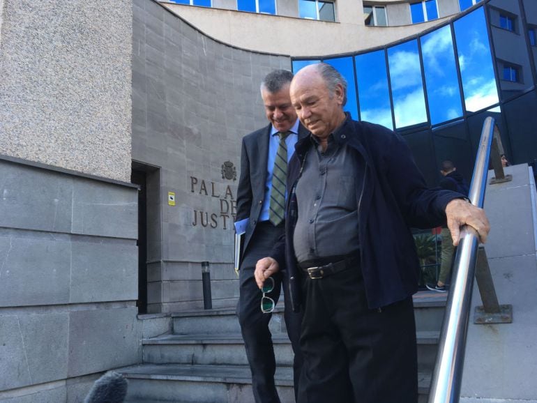 El abogado, Avelino Míguez, y Jacinto Siverio, al salir del Palacio de Justicia. 