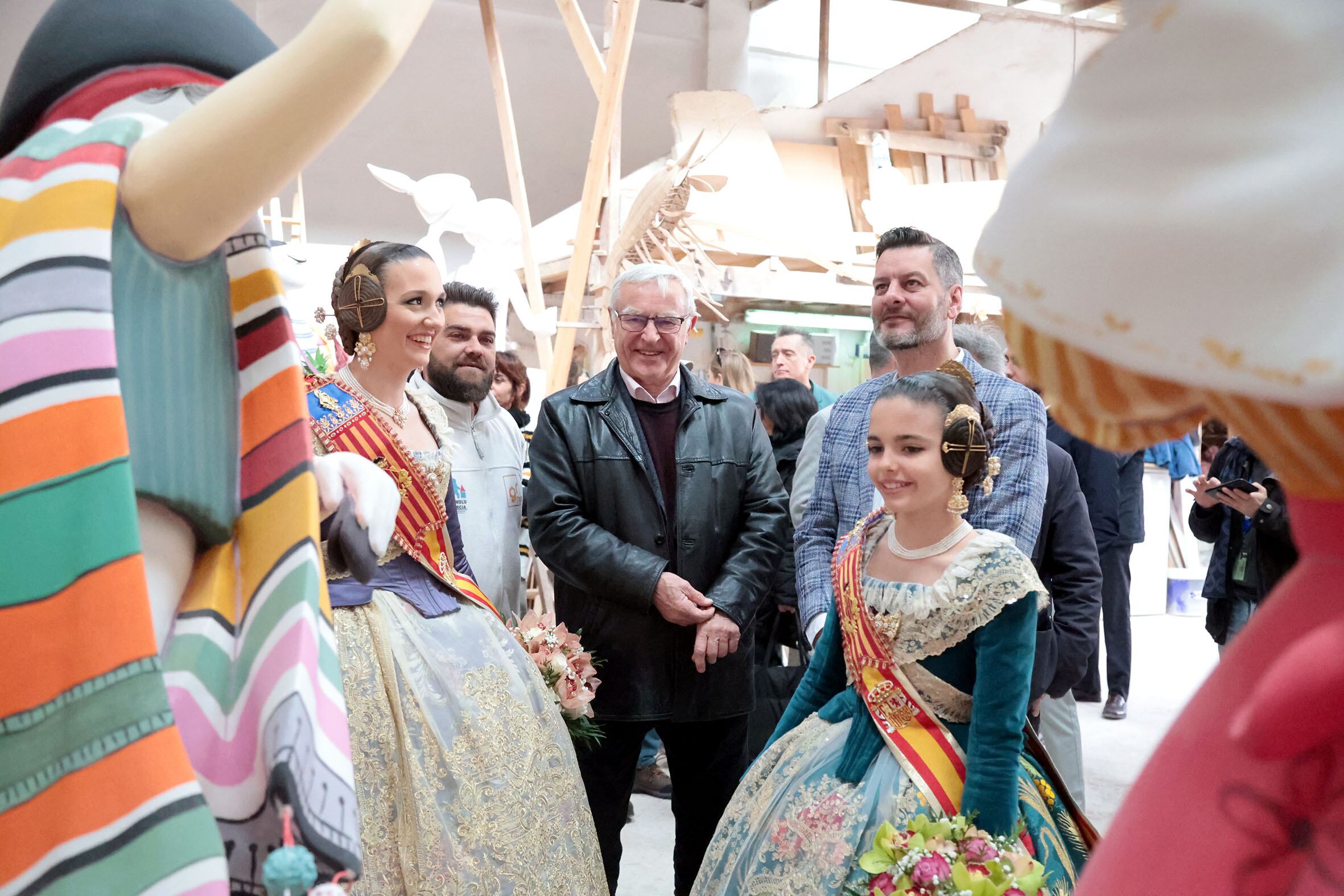 Ribó y Galiana visitan la Ciudad del Artista Fallero junto a las Falleras Mayores de València 2023, Laura Mengó y Paula Nieto.