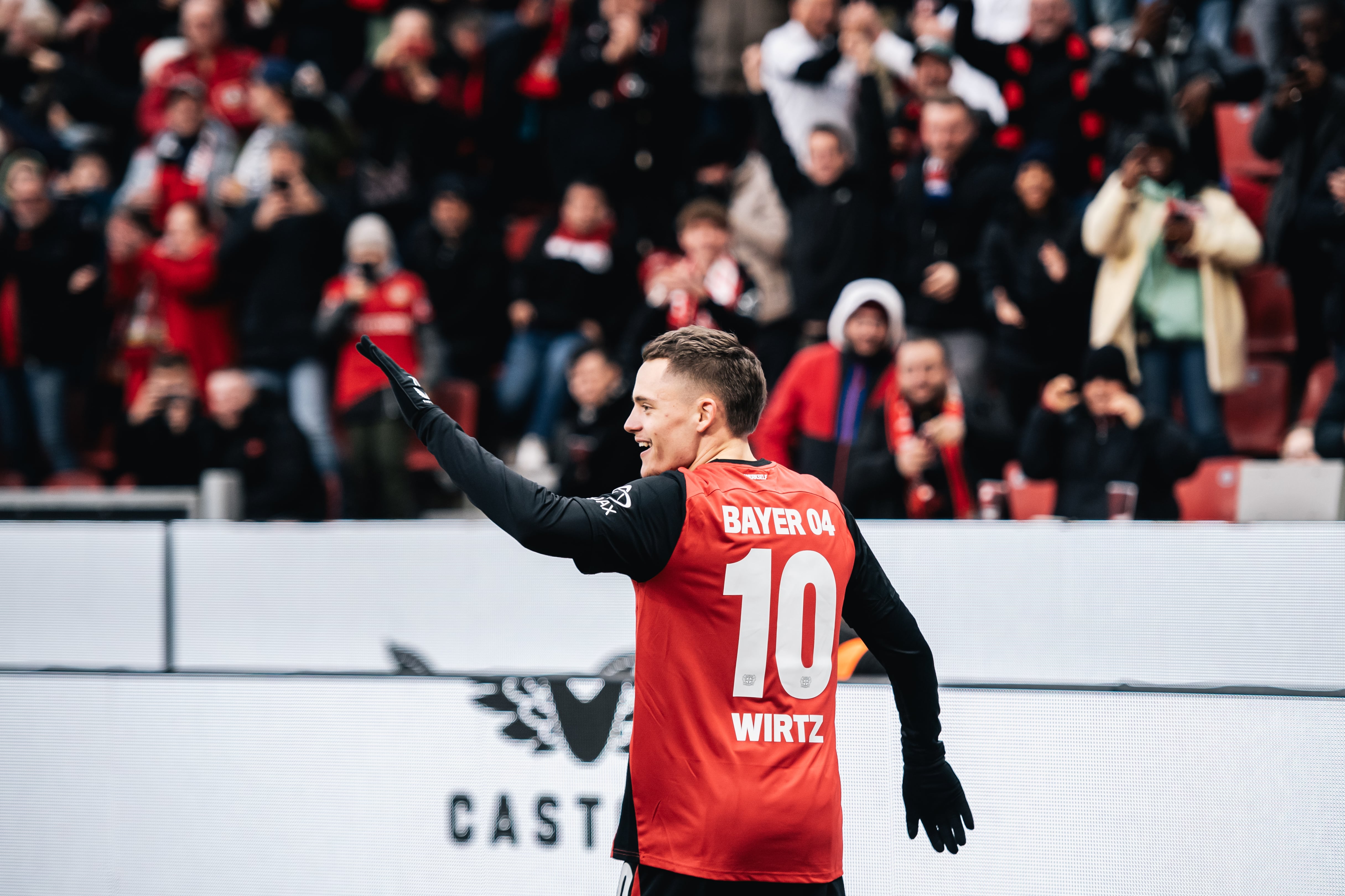 Florian Wirtz  celebra un gol durante el partido de Bundesliga entre el Bayer 04 Leverkusen y el FC St. Pauli 1910