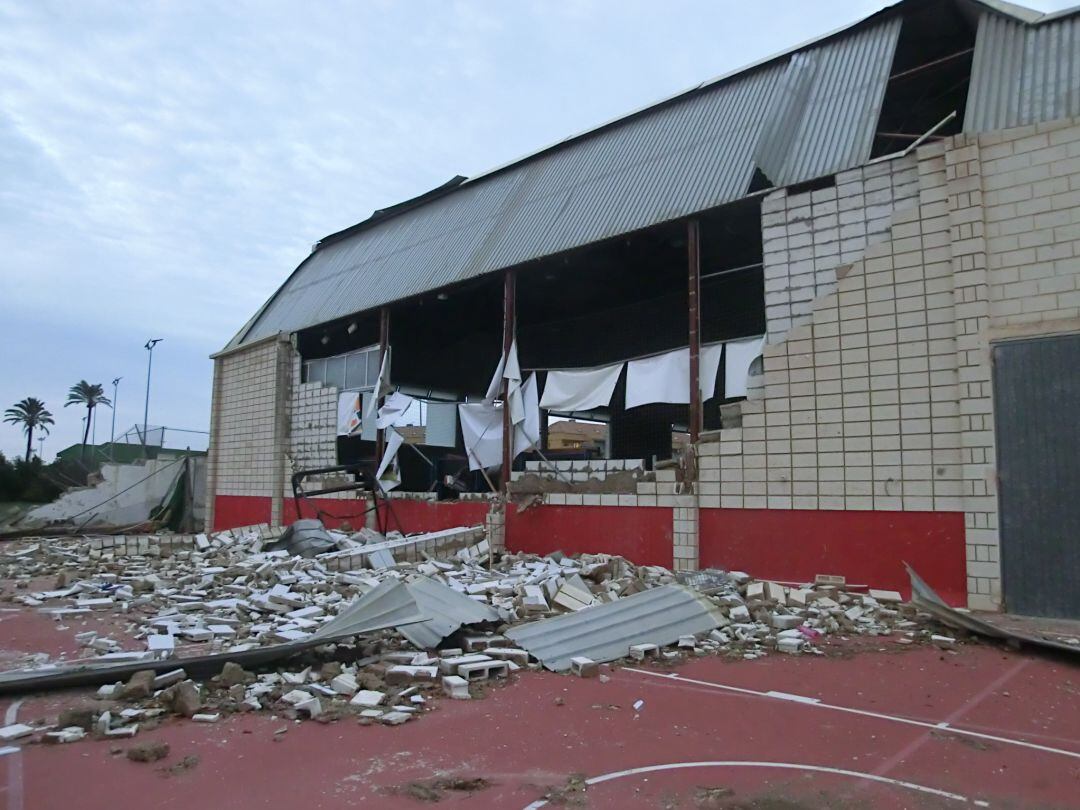 Pabellón deportivo municipal de Dénia, destrozado tras el paso del tornado en septiembre de 2019.
