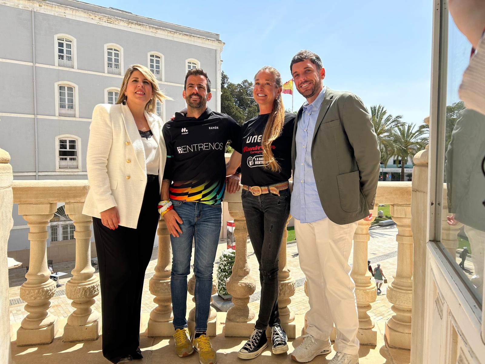 Ramón Navarro y Mercedes Velasco, junto a la alcaldesa y el concejal de Deportes