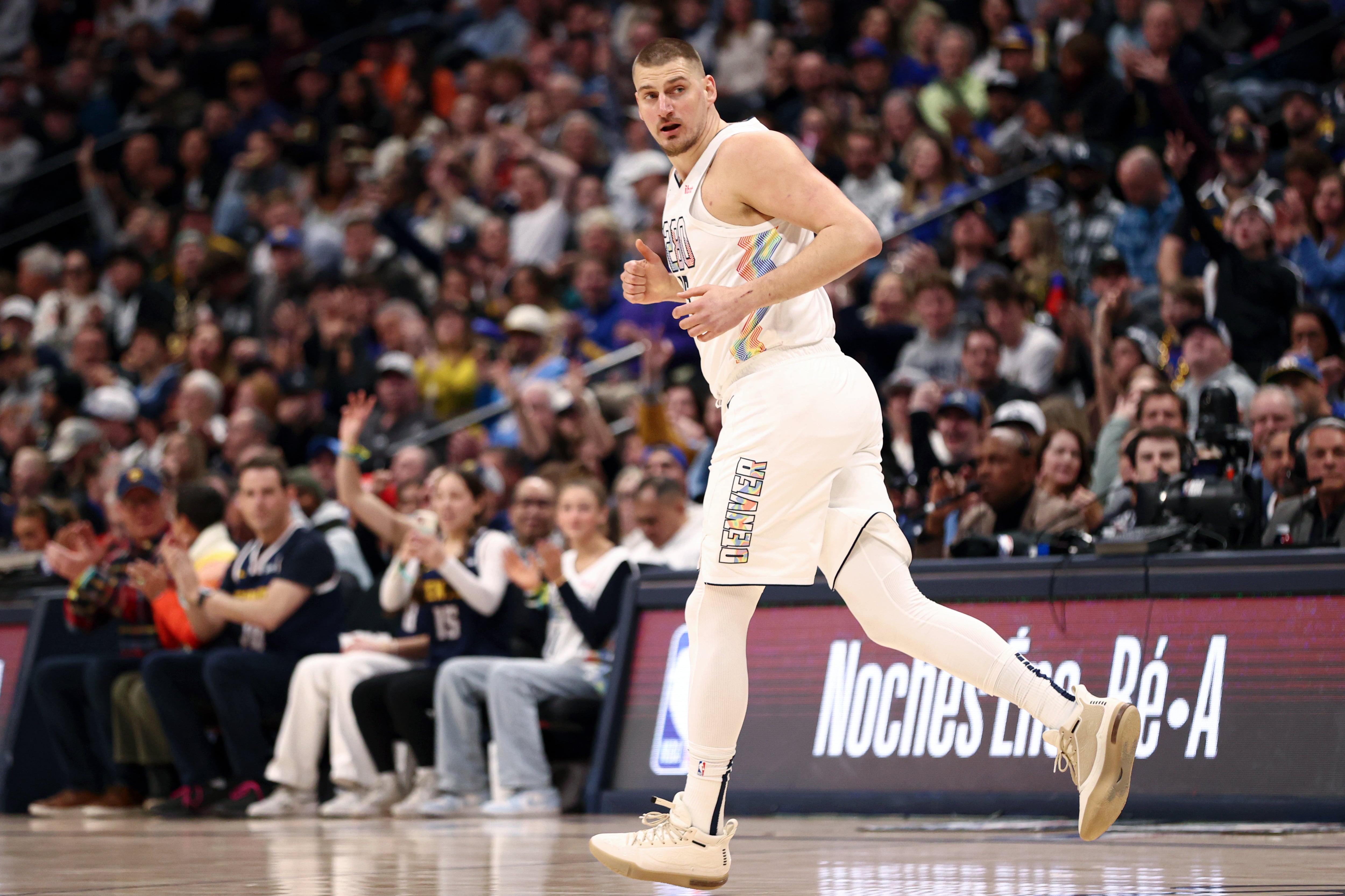 Nikola Jokic durante el partido ante Phoenix Suns