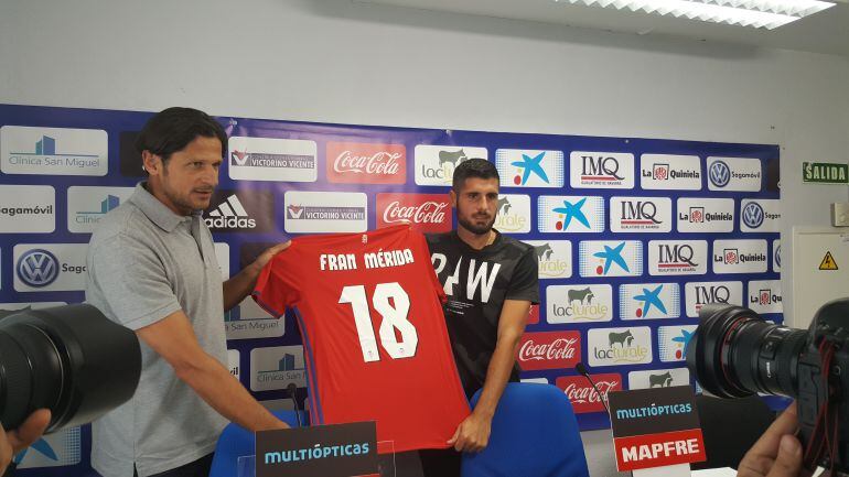 Fran Mérida (dcha) y el Director Deportivo de Osasuna, Petar Vasiljevic, sujetan la camiseta del nuevo jugador rojillo