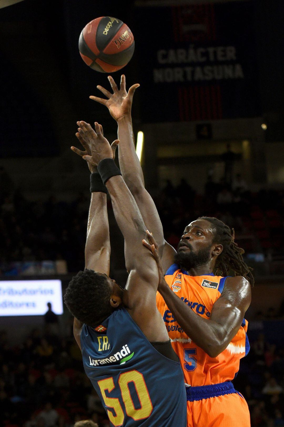 GRAF6369. Vitoria El ala-pívot del Valencia Basket Maurice Ndour (d), lanza a canasta ante el intento de bloqueo del pívot del Kirolbet Baskonia Michael Eric (i), durante el partido de la décima jornada de Liga Endesa que se disputa este domingo en el Fernando Buesa Arena de Vitoria. EFE, Adrián Ruíz de Hierro