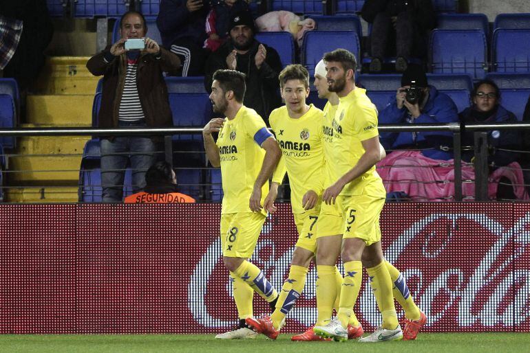 GRA319. VILLARREAL (CASTELLÓN), 22/02/2015.- El delantero argentino del Villarreal Vietto (2-i) celebra junto a sus compañeros tras marcar ante el Eibar, durante el partido de Liga en Primera División disputado esta tarde en el estadio de El Madrigal, en