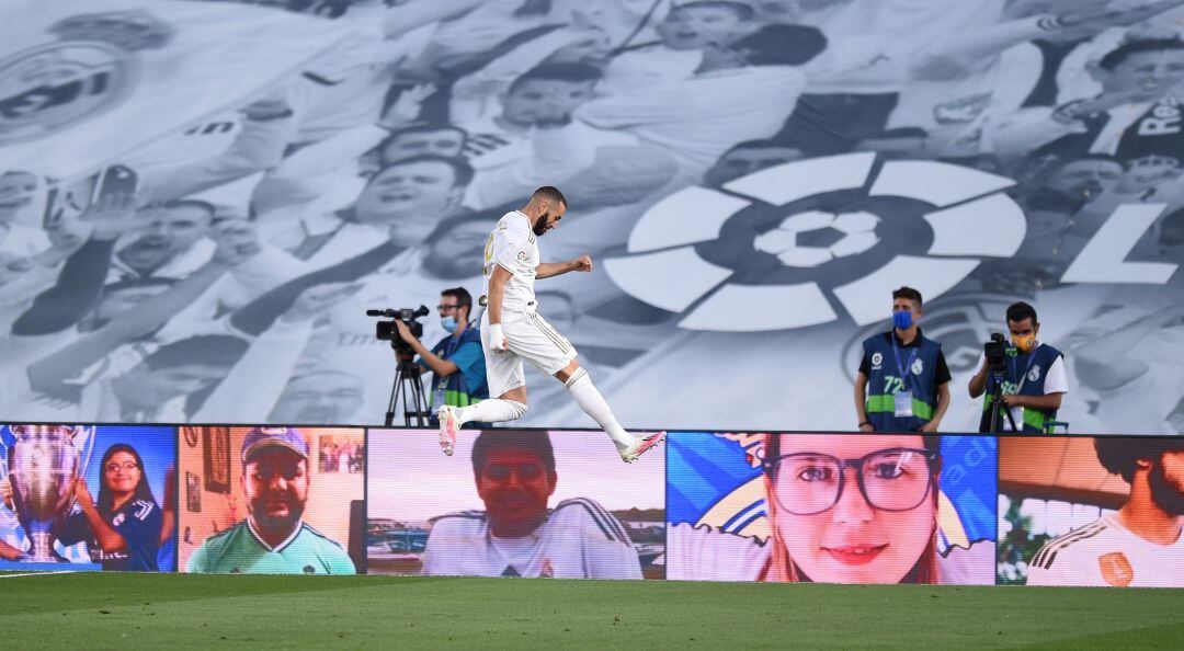 Benzema celebra uno de sus goles con el Real Madrid en Valdebebas