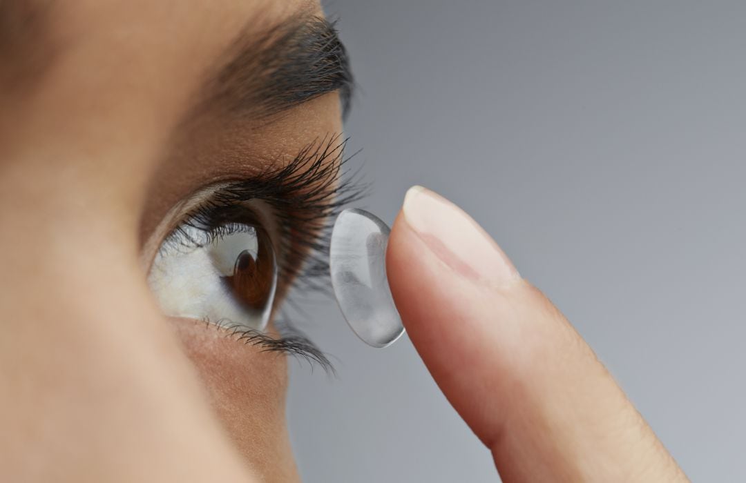 Imagen de archivo de una persona poniéndose lentillas. 