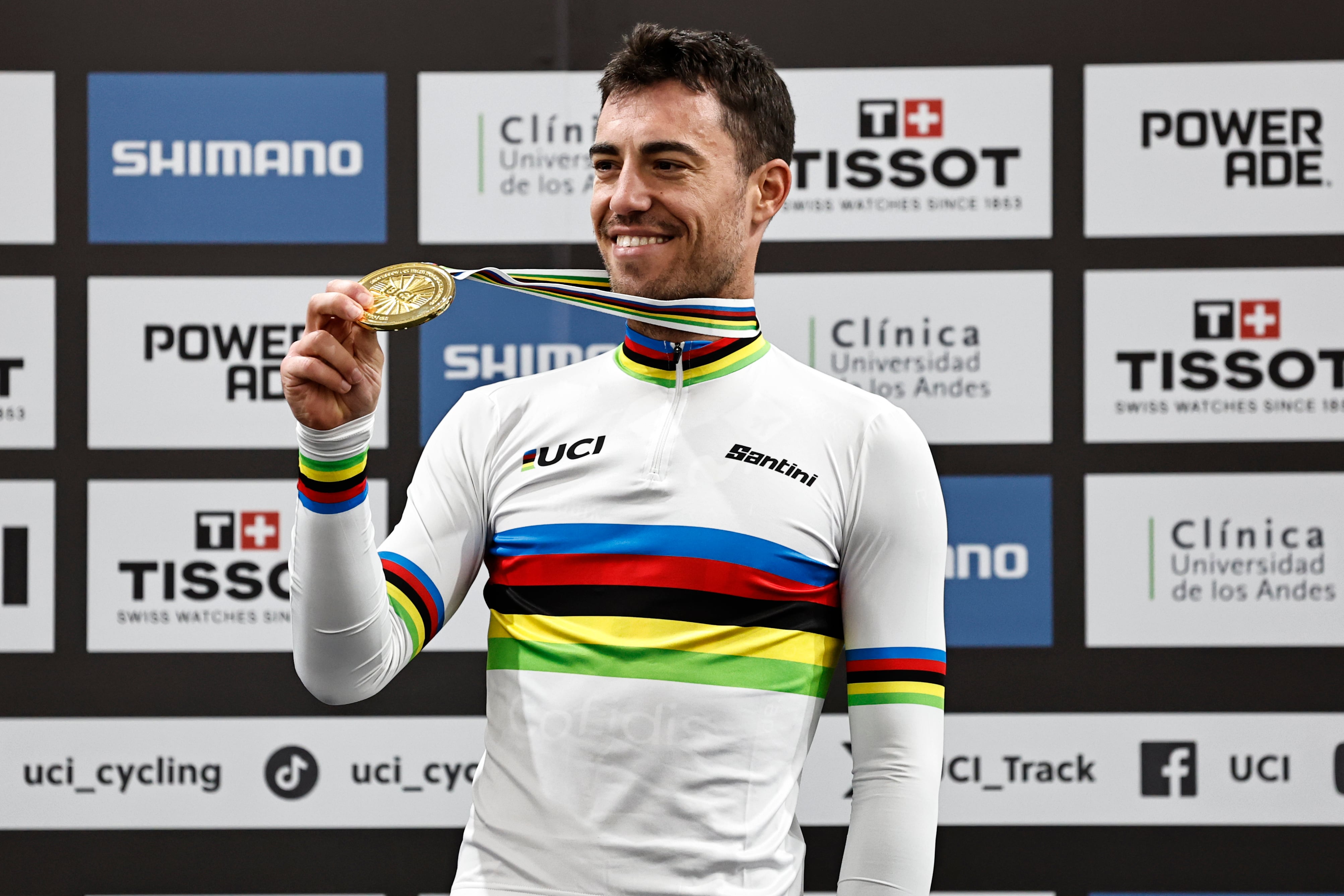 Albert Torres llueix el maillot de l'arc de Sant Martí que el defineix com a campió mundial després del seu èxit a Xile.