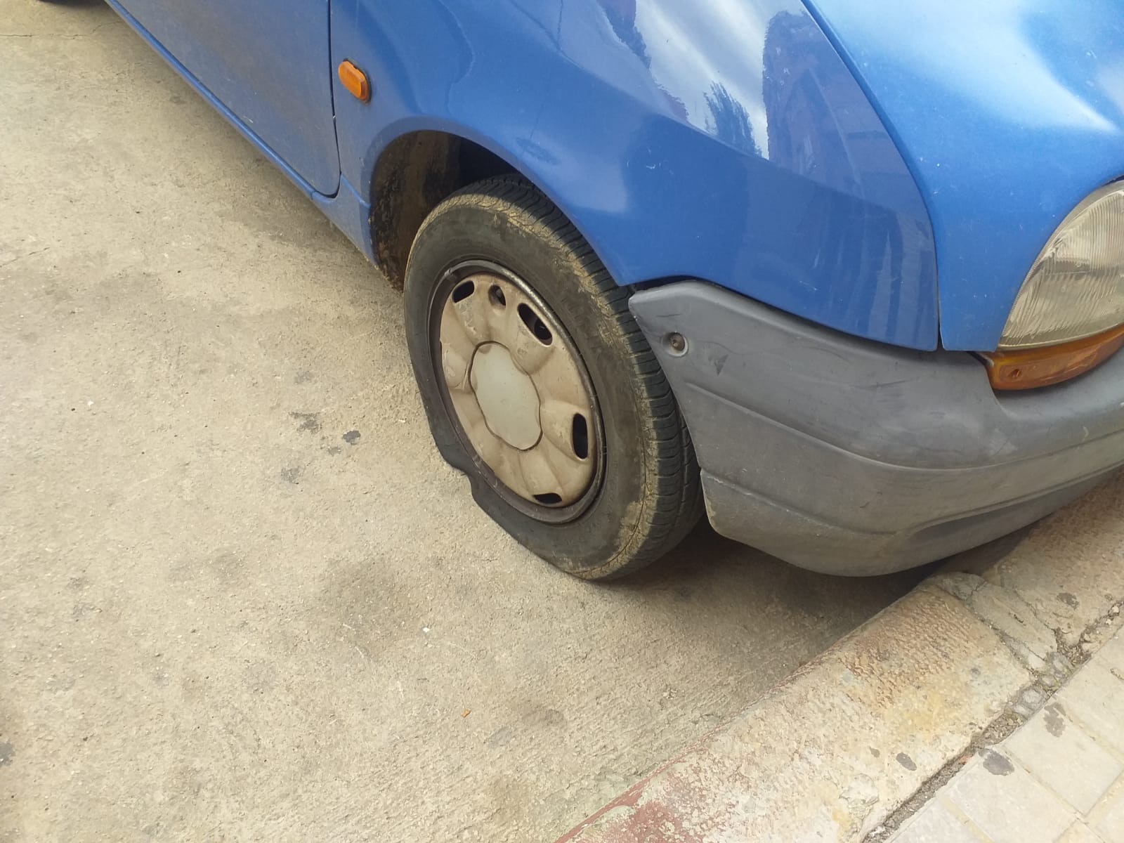 Coche con la rueda pinchada