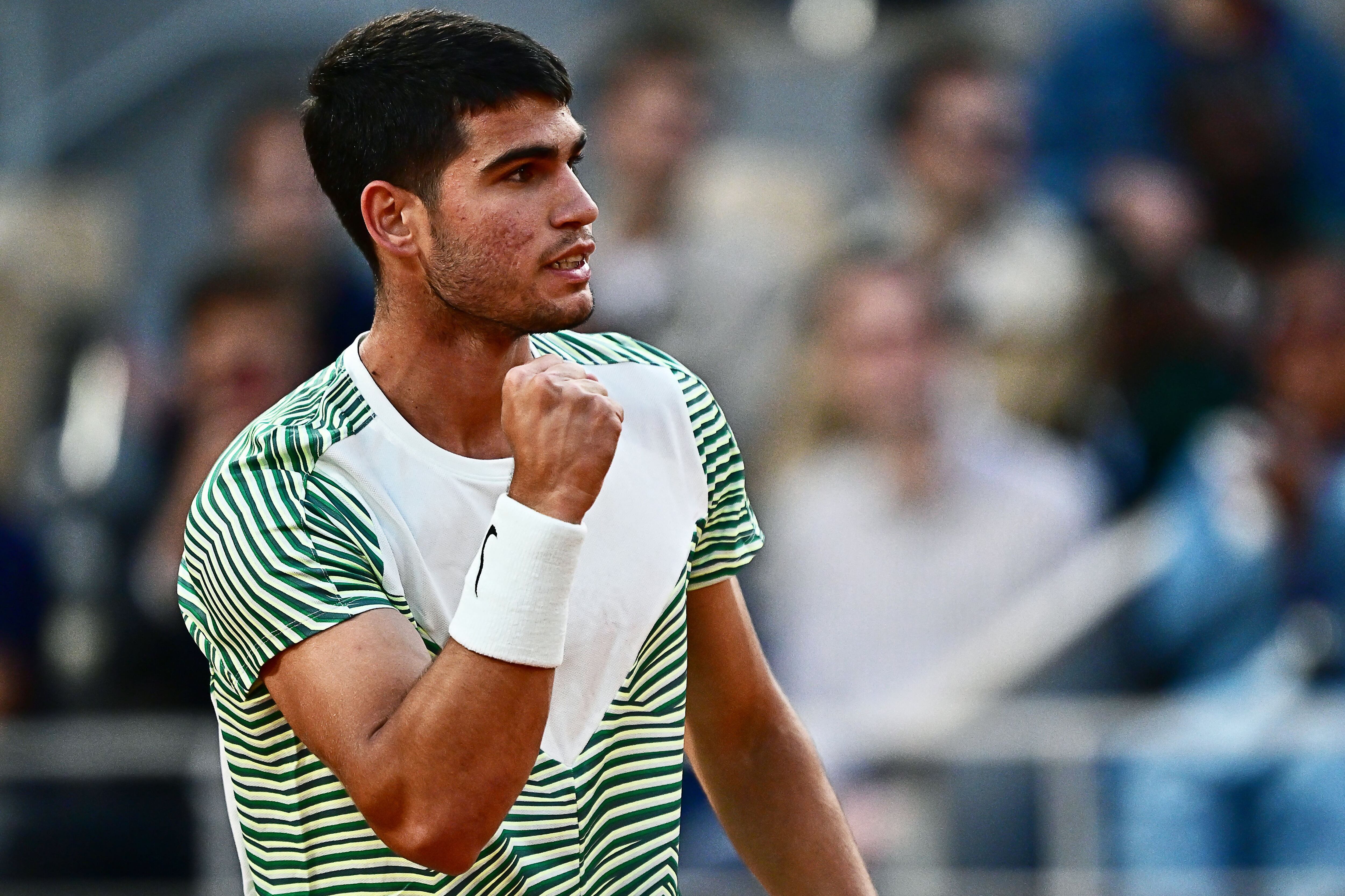 Carlos Alcaraz celebra uno de sus puntos frente al canadiense Shapovalov en Roland Garros