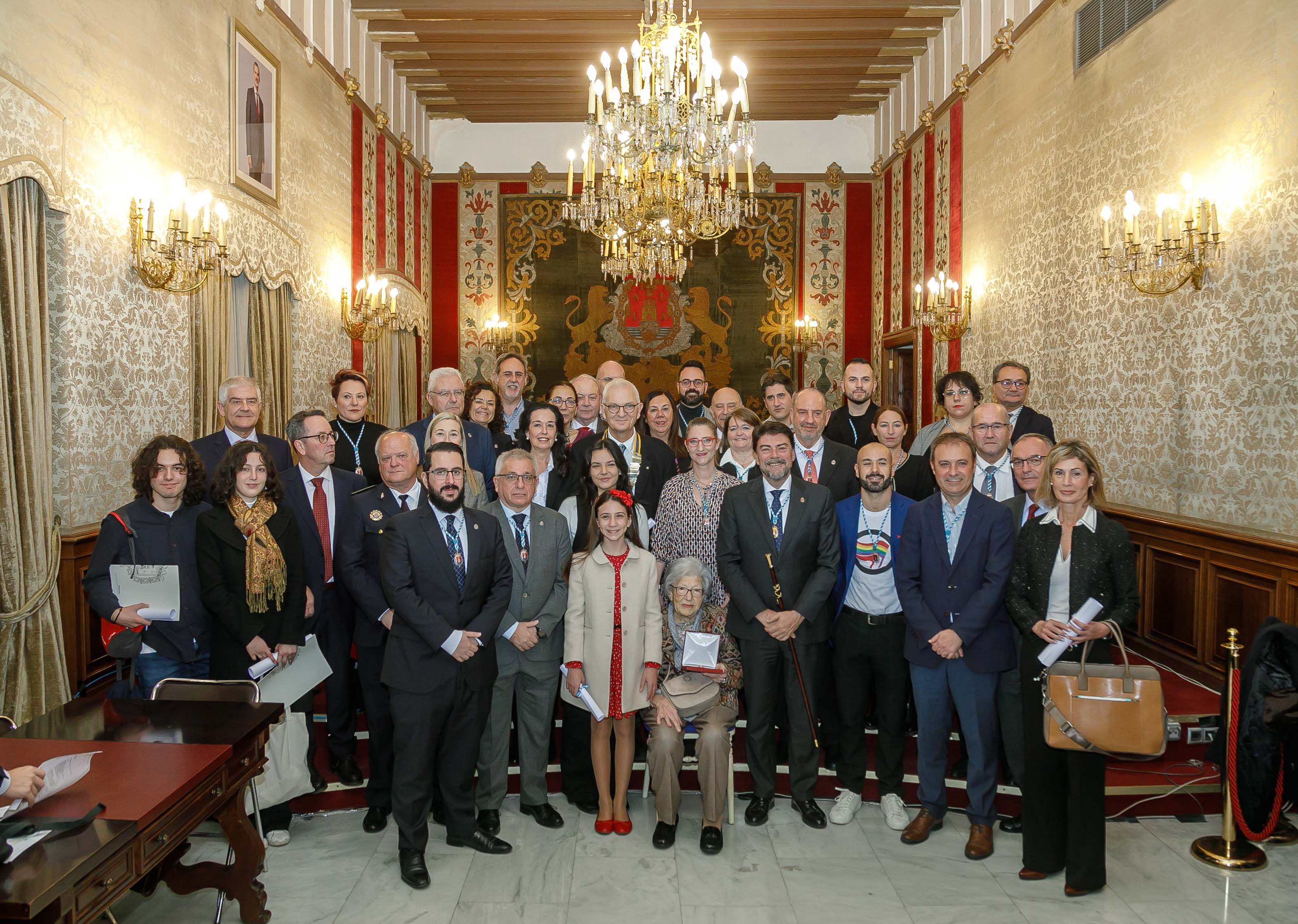 Foto de familia tras la concesión de la Medalla de la Ciudad