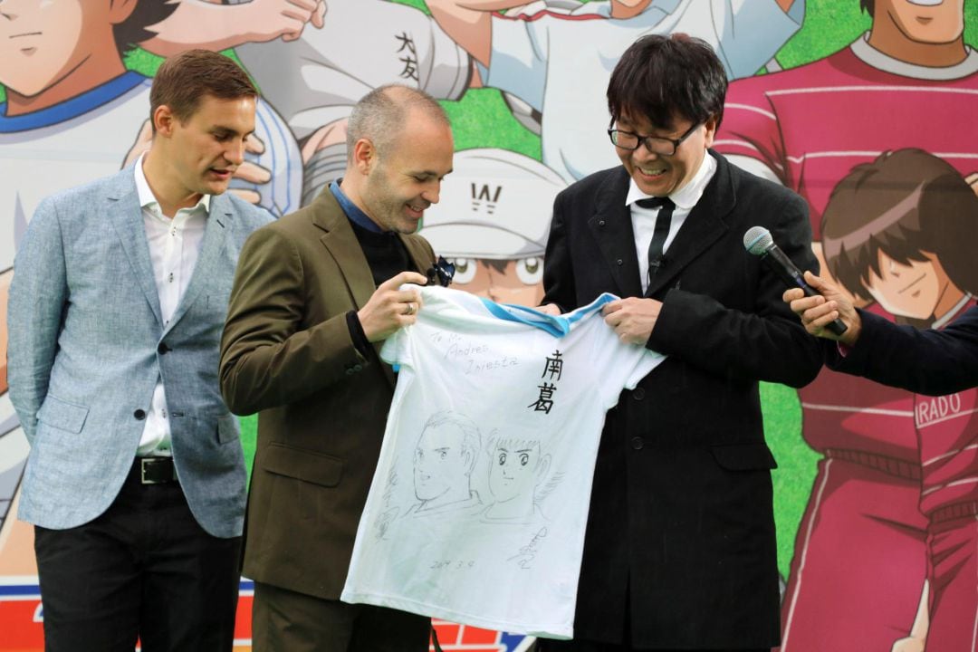 Andrés Iniesta recibe una camiseta personalizada de manos del autor de &quot;Oliver y Benji&quot;.