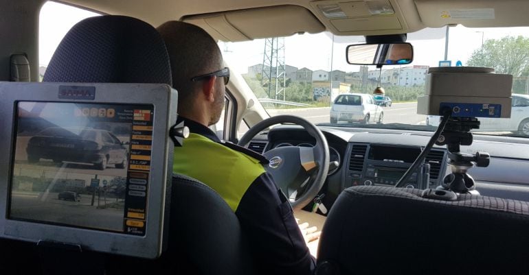 Un agente de la Policía Local en un control de alcohol y drogas.