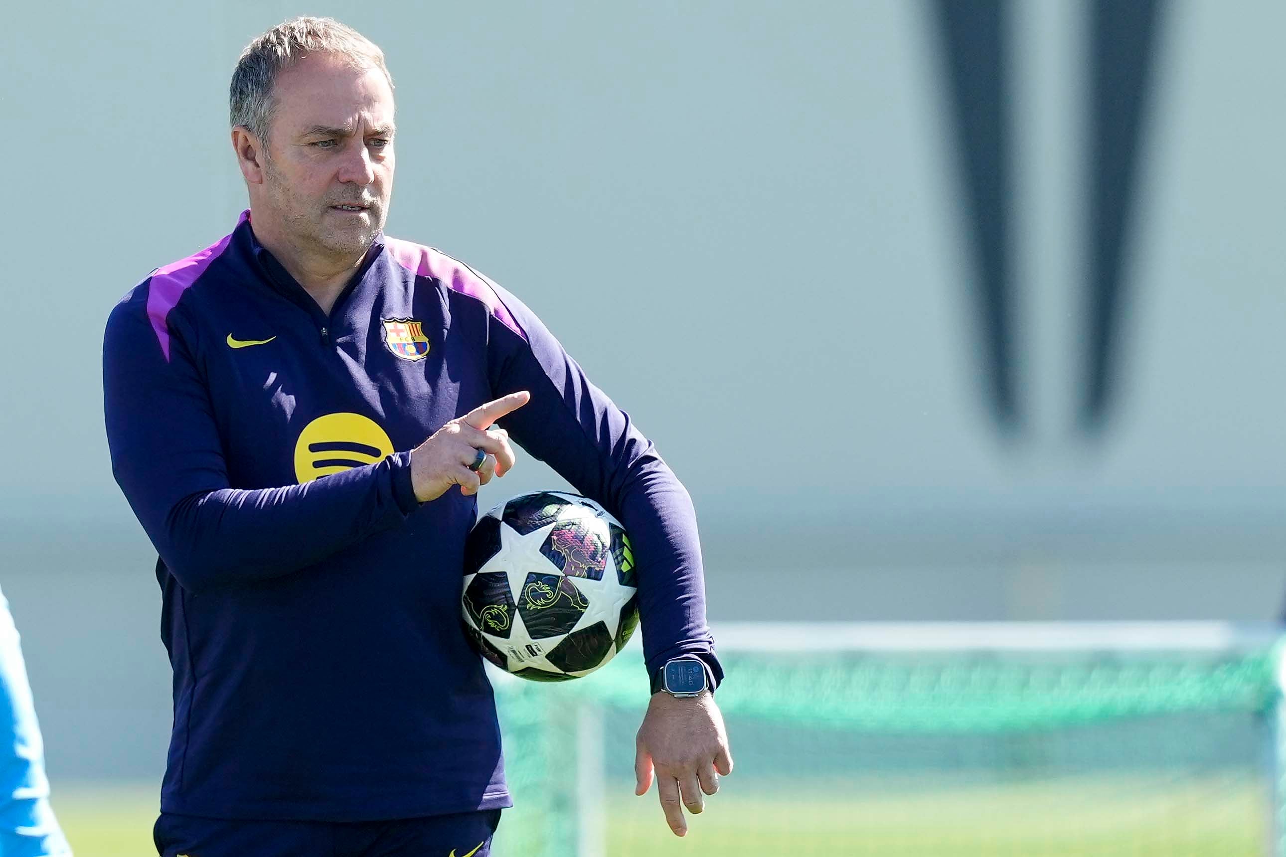 Hansi Flick dirige el entrenamiento del Barça previo al partido de Champions contra el Atlético