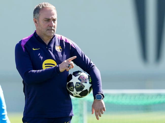 Hansi Flick dirige el entrenamiento del Barça previo al partido de Champions contra el Atlético