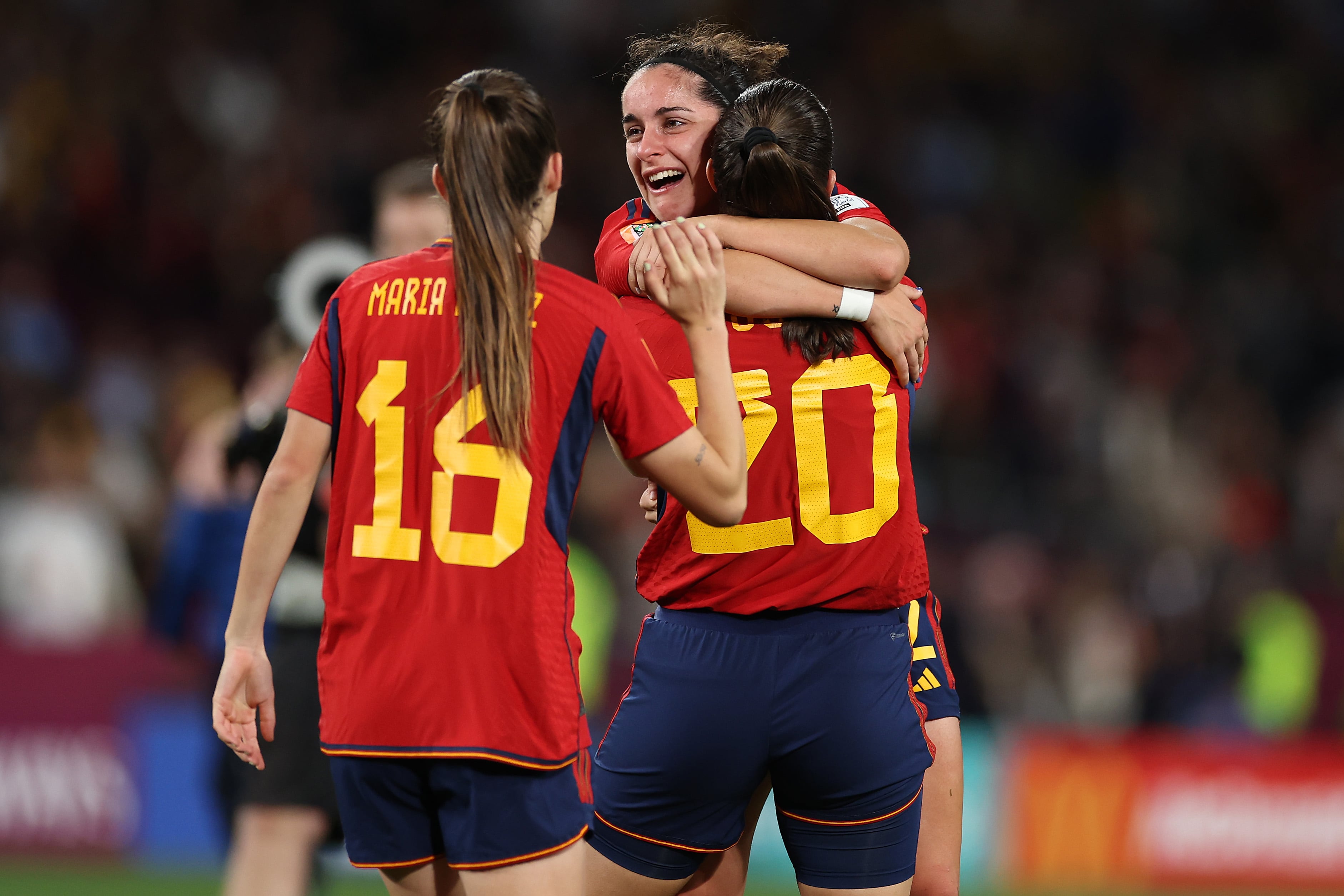 Oihane Hernández celebra junto a María Pérez y Rocío Gálvez el triunfo de España en el Mundial de fútbol