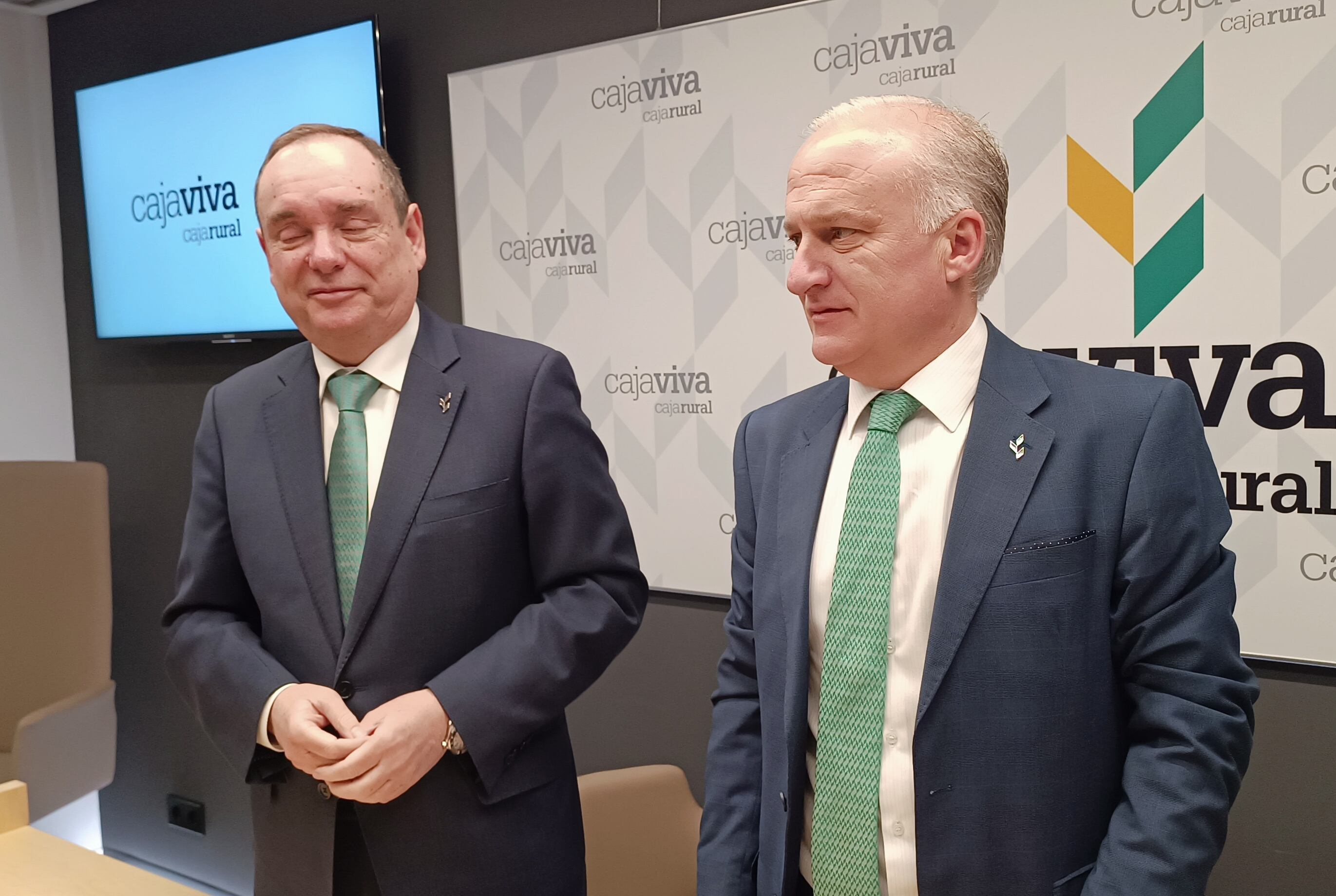Los directivos de Caja Viva Caja Rural Burgos, Ramón Sobremonte (izda) y Jorge Esteban