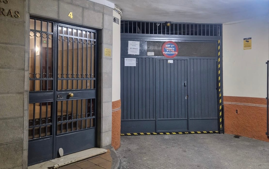 Acceso a las viviendas y al parking ya con el precintado policial quitado en el edificio que fue desalojado en la plaza Doctor Blanco Nájera de Jaén.