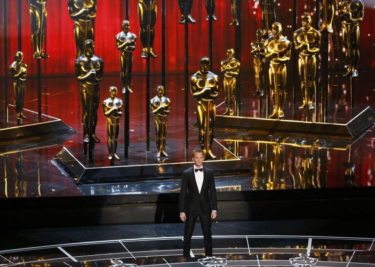 Host Neil Patrick Harris takes the stage to begin the 87th Academy Awards in Hollywood, California February 22, 2015.  REUTERS/Mike Blake (UNITED STATES TAGS:ENTERTAINMENT) (OSCARS-SHOW)