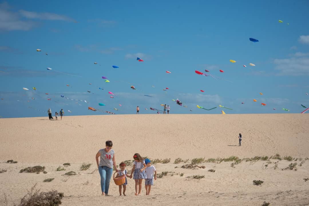 Imagen del XXXI Festival Internacional de Cometas, en el Parque Natural de Corralejo (Fuerteventura).