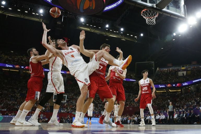 Pau Gasol disputa un balón con el jugador turco Baris Herse 