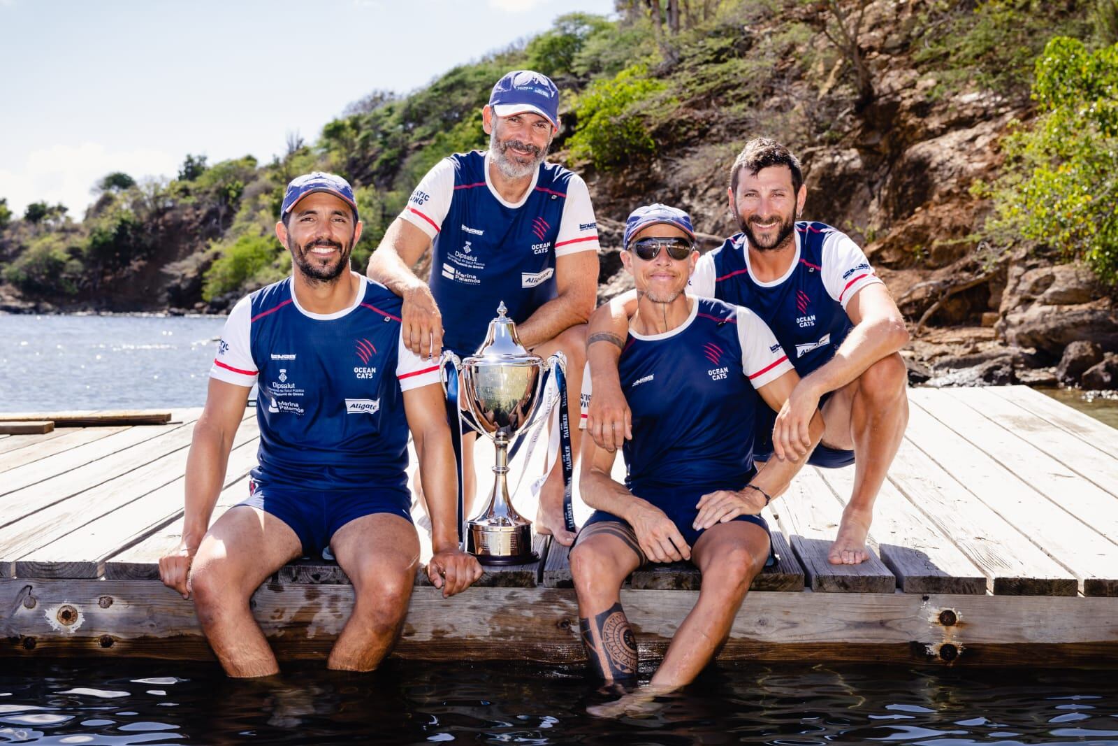 El equipo posa con el trofeo de la Talisker Atlantic Challenge