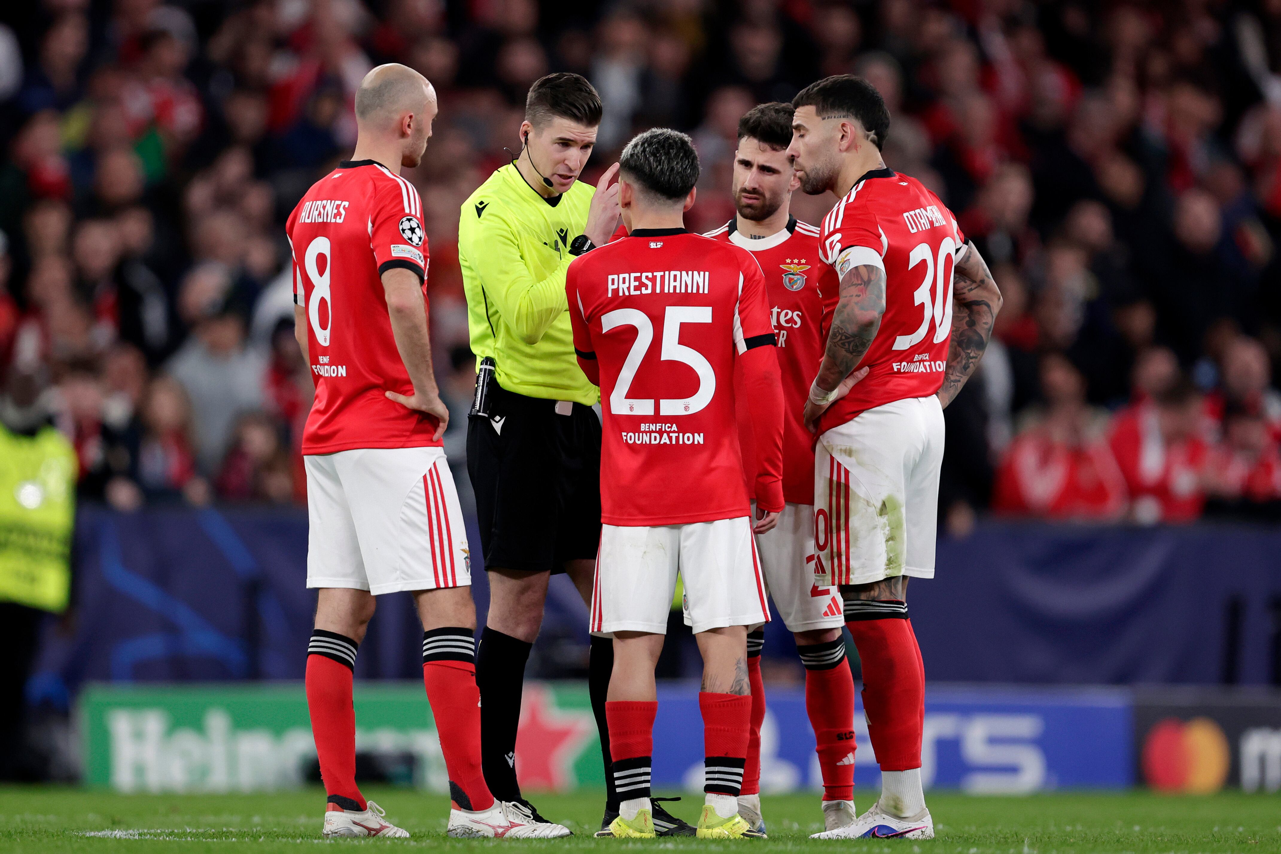 Francois Letexier habla con Gianluca Prestianni, jugador del Benfica y protagonista en el episodio racista