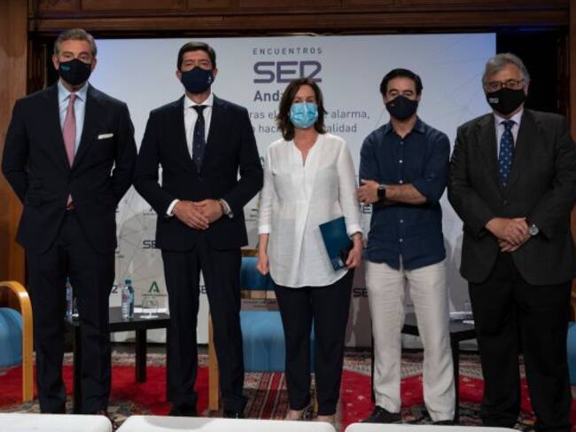 De izquierda a derecha, Gaspar Sáez, director regional Sur de España del Barceló Hotel Group; Juan Marín, consejer de Turismo; Concha de Santa Ana, presidenta de la Fundación Tres Culturas; Antonio Luque, presidente de la patronal de Hostelería de Sevilla