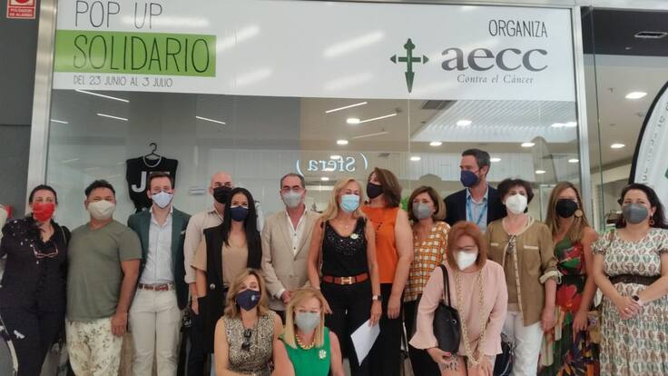 Visitamos la tienda solidaria de la AECC en el Centro Comercial la Sierra