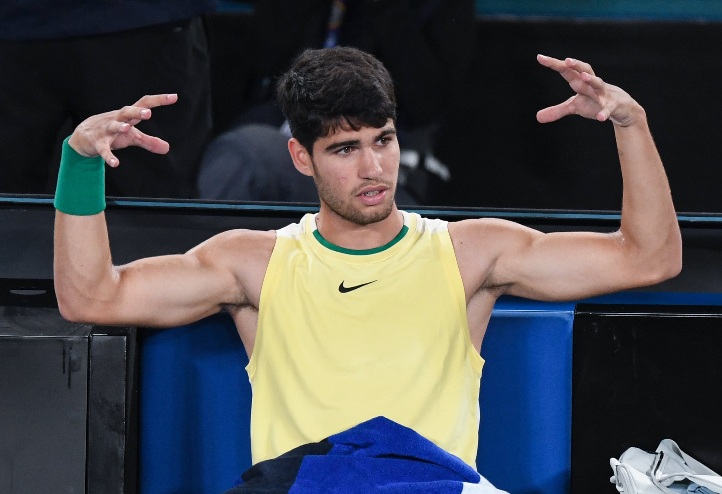 Carlos Alcaraz hace gestos a su banquillo durante un partido del Open de Australia. (Photo by James D. Morgan/Getty Images)