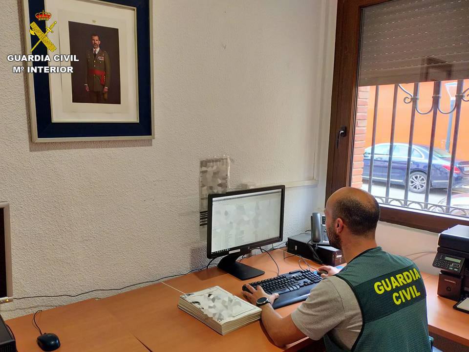 Un agente de la Guardia Civil en la operación EVENCA