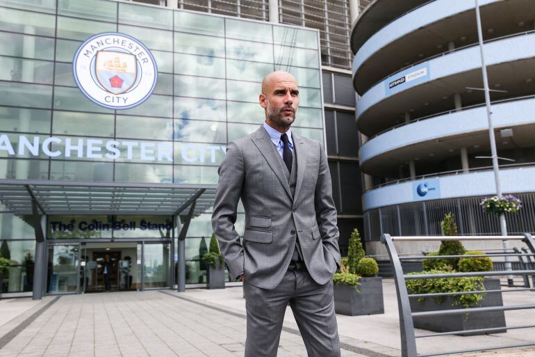 Guardiola, en las puertas del estadio Etihad Stadium
