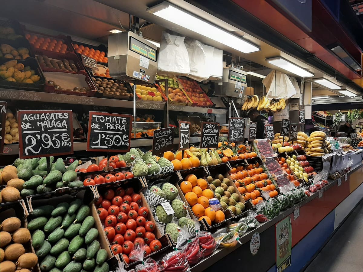 Los comerciantes del mercado de Atarazanas aseguran que las compras de Navidad han mermado en sus puestos desde que se peatonalizó el centro