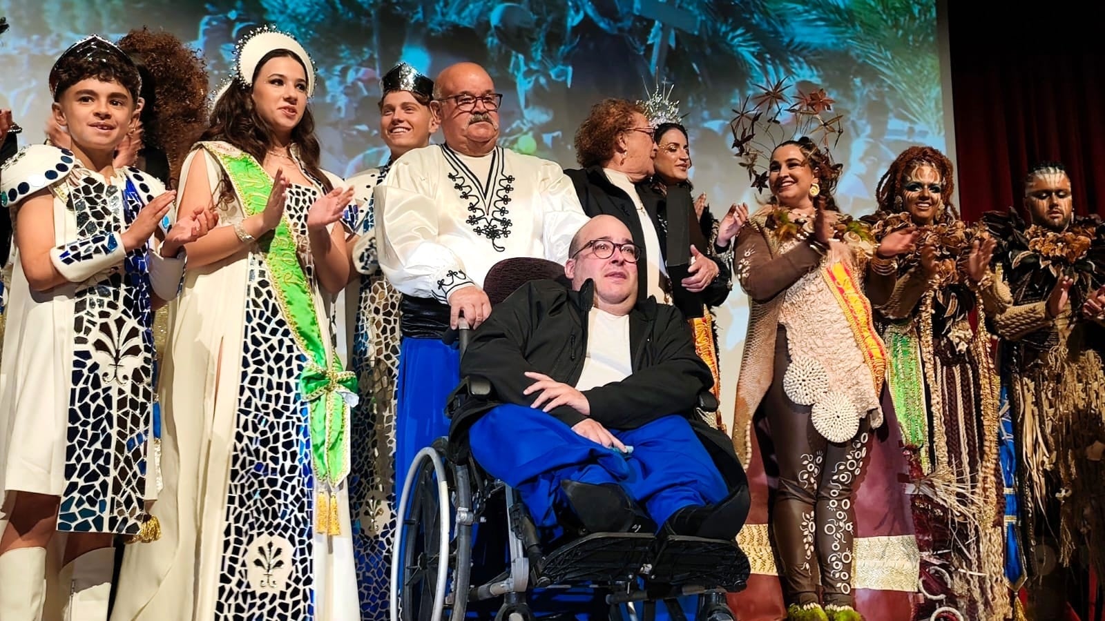 Óscar Ruiz Triviño, en el centro de la imagen, durante la entrega de distinciones en el auditorio del Centro Cívico Social.
