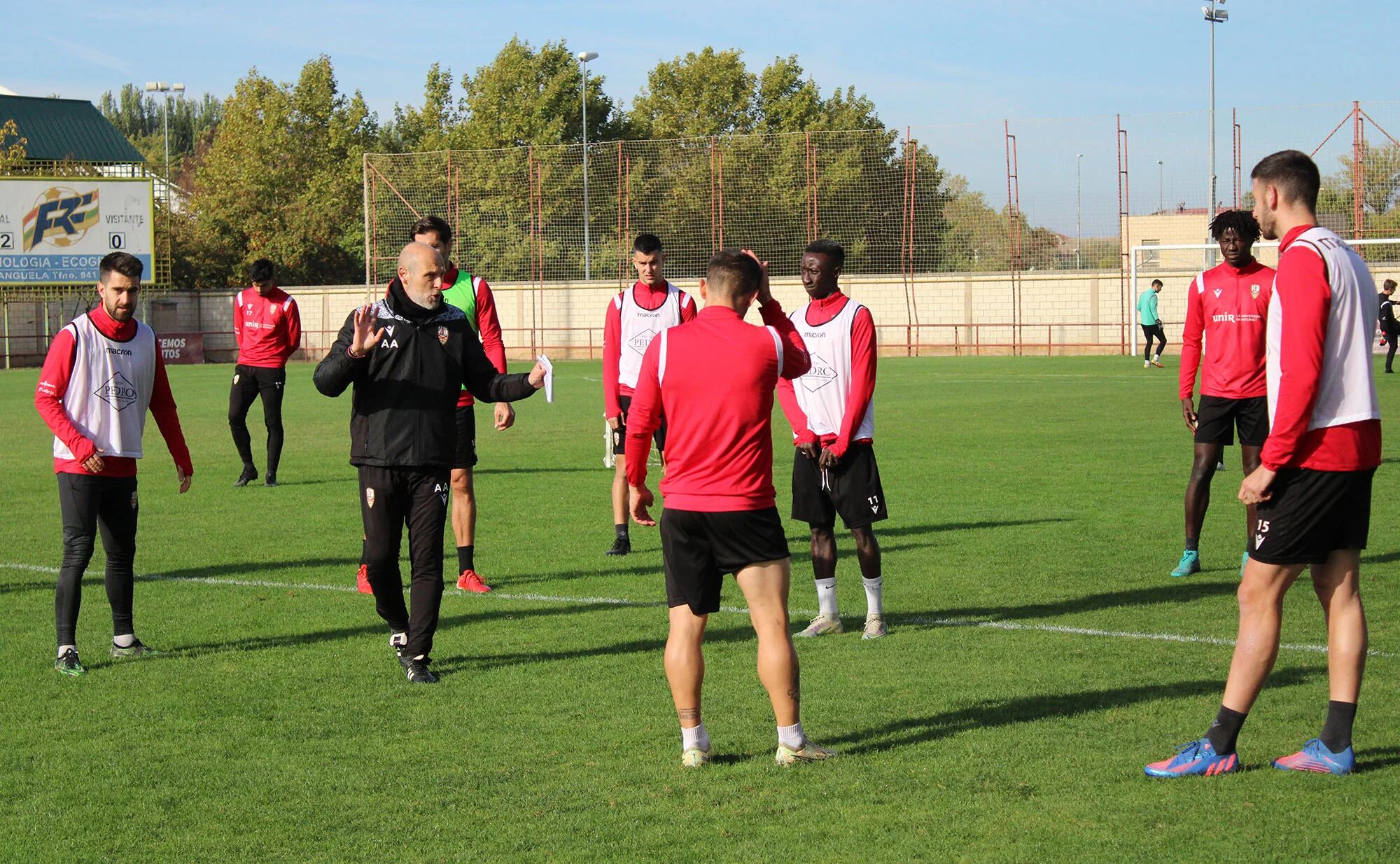 Albert Aguilá dirige una sesión de entrenamiento / UD Logroñés