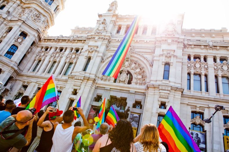 Banderas del orgullo gay en el Ayuntamiento de Madrid