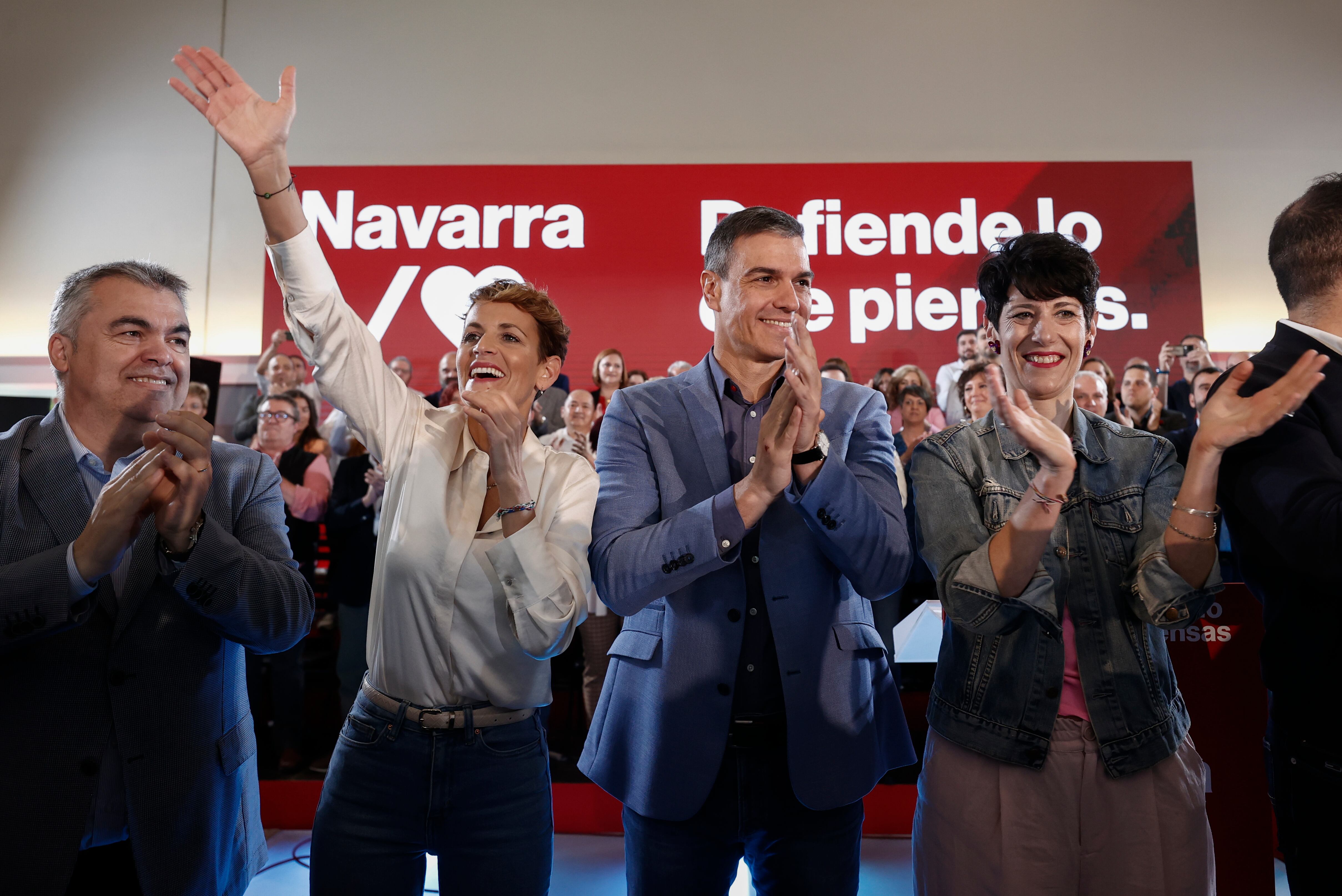 El secretario general del PSOE y presidente del Gobierno, Pedro Sánchez (2d), participa junto con la secretaria general del PSN-PSOE y candidata a la reelección de Navarra, María Chivite (2i), y el Secretario de Organización del PSN-PSOE, Santos Cerdán (i), en el acto de presentación de la candidata a la alcaldía de Pamplona, Elma Saiz (d). EFE/ Jesús Diges