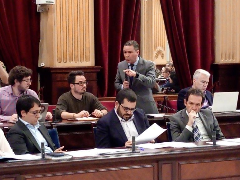 El diputado del PP en su pregunta al conseller de Trabajo