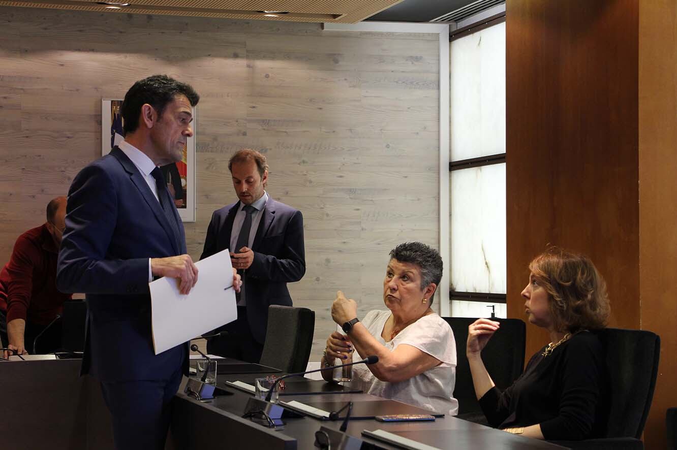 El cònsol major d'Ordino, Josep Àngel Mortés, conversa amb la consellera de Movem Ordino, Bàrbara Pàmies