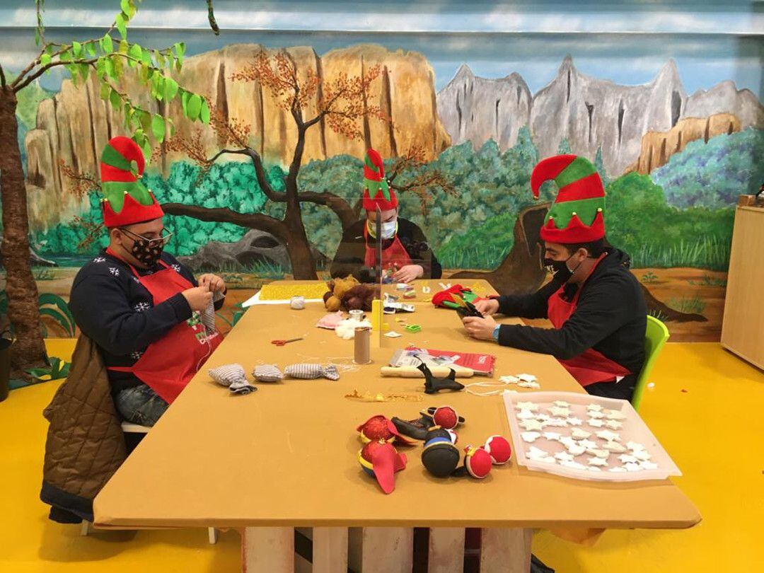 Jóvenes del Centro Ocupacional Punta Europa trabajan en adornos navideños.