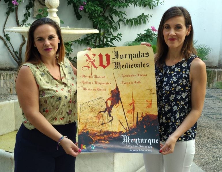 Aurora Barbero, delegada de Consumo de la Diputación (izda.) y Teresa Romero, alcaldesa de Monturque, presentan las XV Jornadas Medievales de Monturque