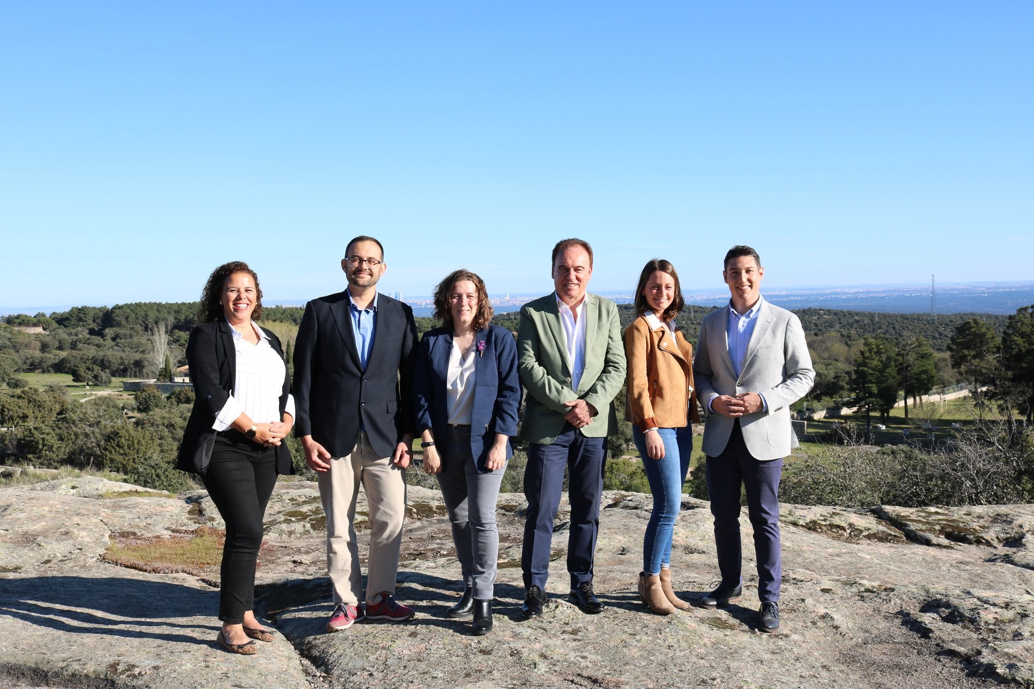 El alcalde en funciones de Hoyo de Manzanares, Julián Carrasco, junto a las personas que han formado la candidatura del PSOE en el 28M