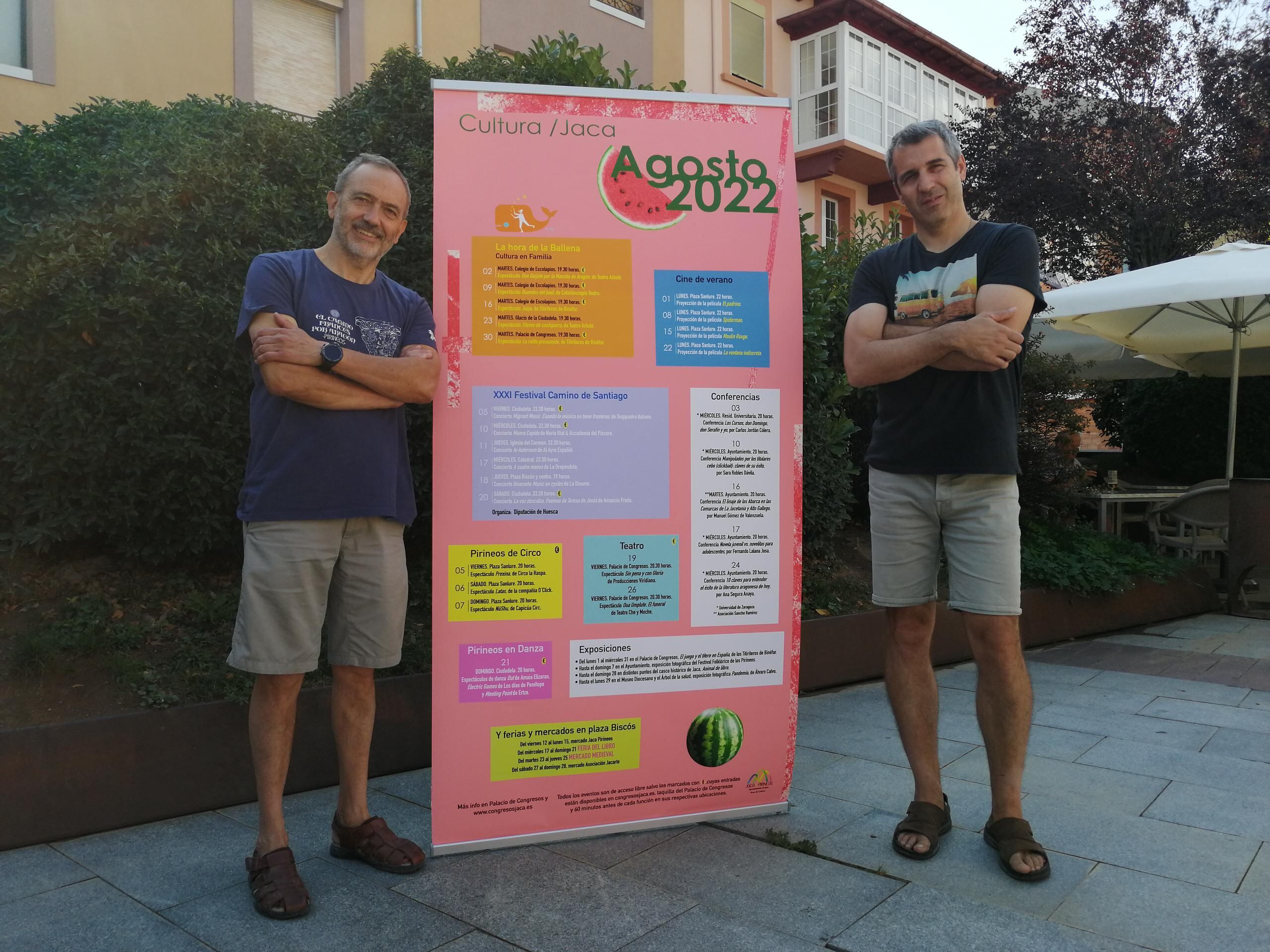 El concejal de cultura, Javier Acín, y el técnico del ramo, Jorge Mur, presentaban las actividades de agosto