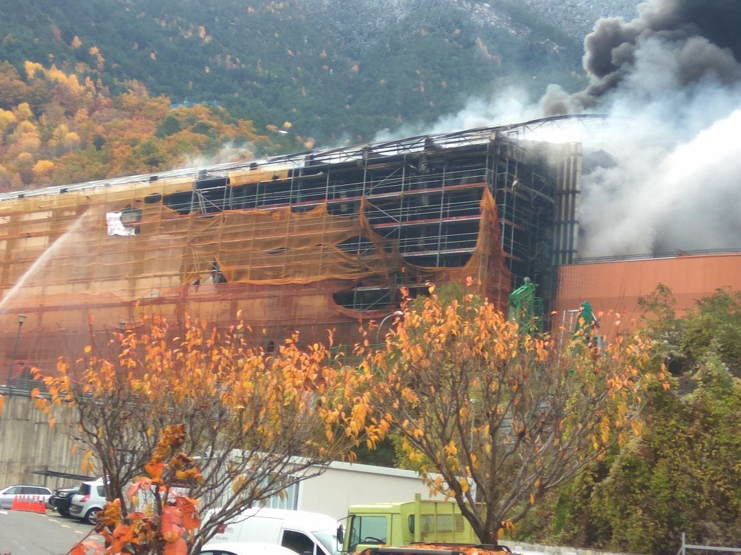 Els equips d'extinció controlant el foc dels Serradells