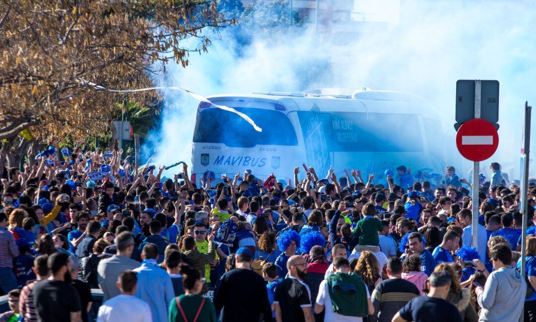 Recibimiento de la marea azulona al Viña Albali Valdepeñas