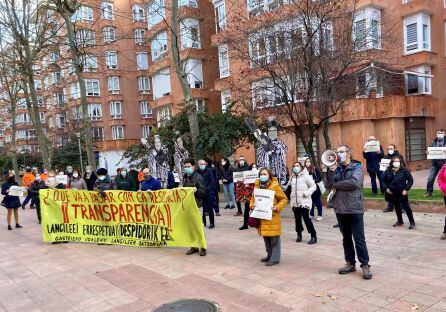En el exterior, los empleados municipales del Centro de San Prudencio, se quejan por los temidos despidos