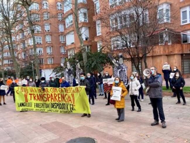 En el exterior, los empleados municipales del Centro de San Prudencio, se quejan por los temidos despidos